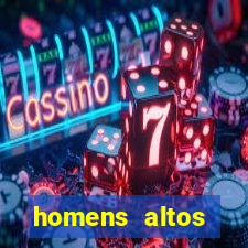 homens altos sarados pelados